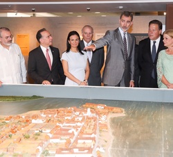 Don Felipe contempla una maqueta de Ciudad de Panamá, de como era siglos atras, mientras conversa con Su Excelencia el Presidente de la República de P